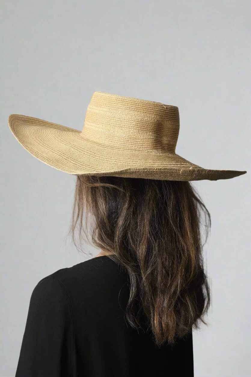 Neutral straw hat